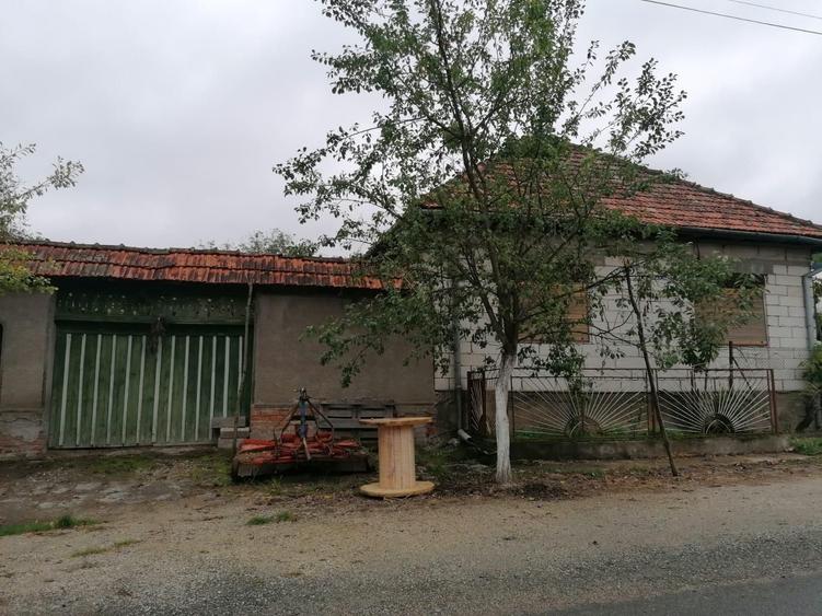 Casă cu 4 camere în Chisindia