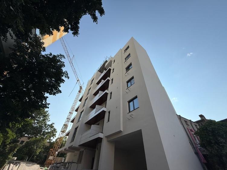 Apartament cu 3 camere decomandat în Moșilor