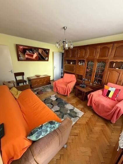 Apartament cu 3 camere semidecomandat în Titan