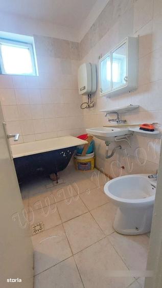 Apartament cu 3 camere semidecomandat în Micro 4