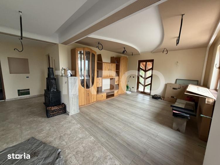Casă cu 7 camere cu Teren 3194 Mp în Recea