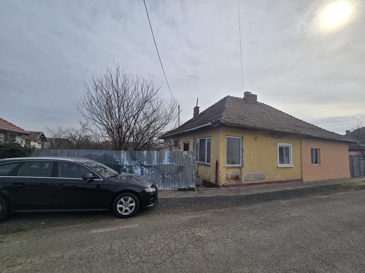 Casă individuală cu 2 camere cu Teren 772 Mp în Carani