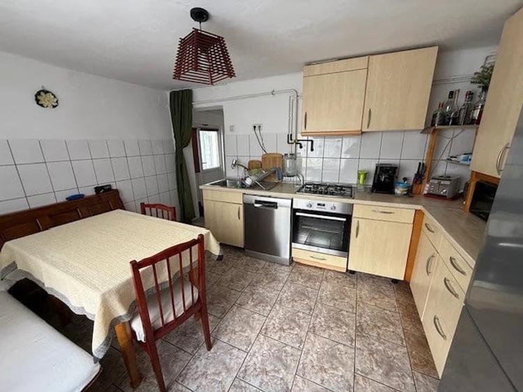 Casă cu 5 camere cu Teren 1112 Mp în Central