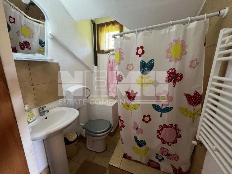 Casă individuală cu 8 camere cu Canalizare în Sucevița