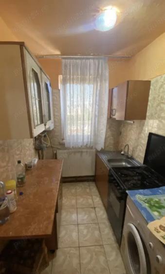 Apartament 3 camere decomandat, etajul 4, vizavi de Scoala Generala. - 2