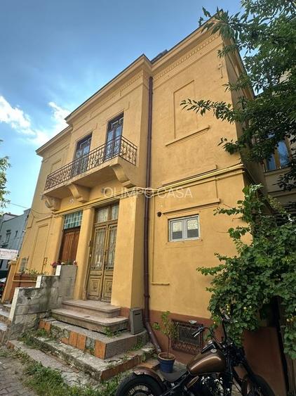 Apartament cu 4 camere semidecomandat în Armeneasca Apartament cu 4 camere semidecomandat în Armeneasca