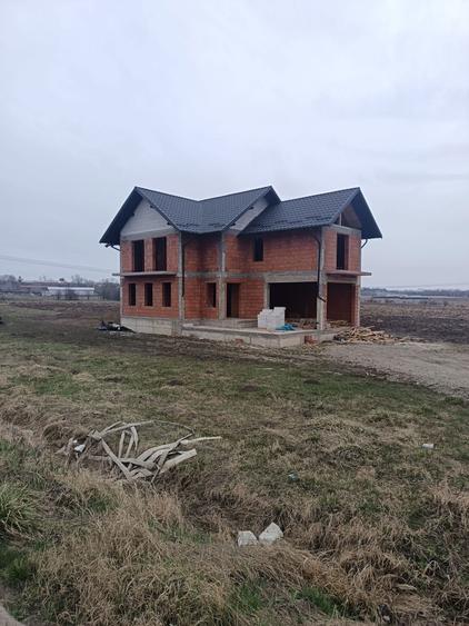 Casa la rosu de vanzare fantana mare - 2