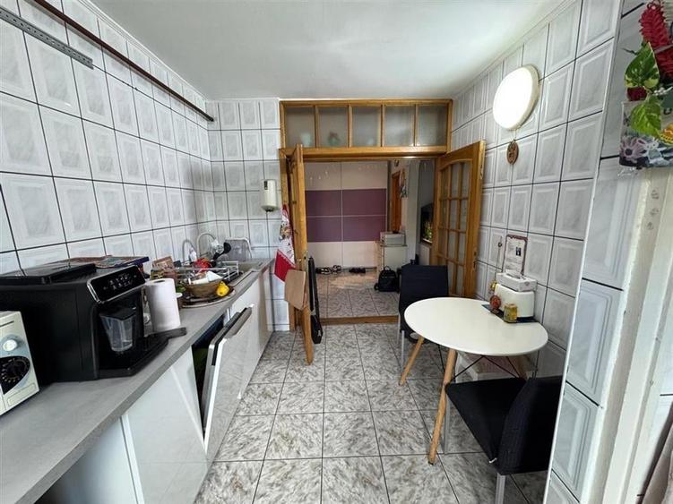 3 camere, etaj 3 cu acoperis, 2 balcoane , 2 bai, zona centrala - 1