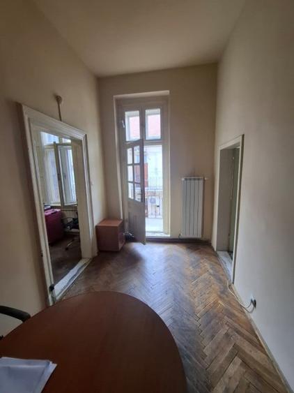 Apartament cu 4 camere semidecomandat în Central