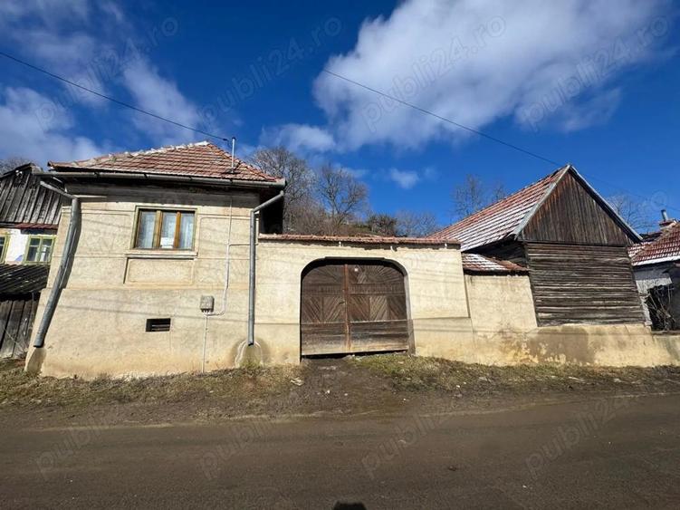 Casa cu curte, gradina ?i 3 terenuri de fanea?a - 1