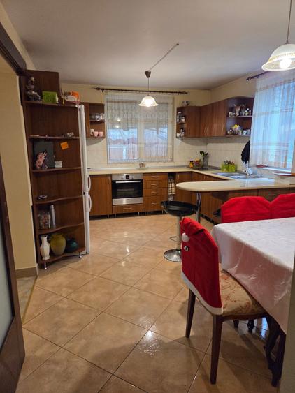 Vand in Unirii,casa cu etaj,5 camere singur in curte strada Marului,teren 1960mp - 1