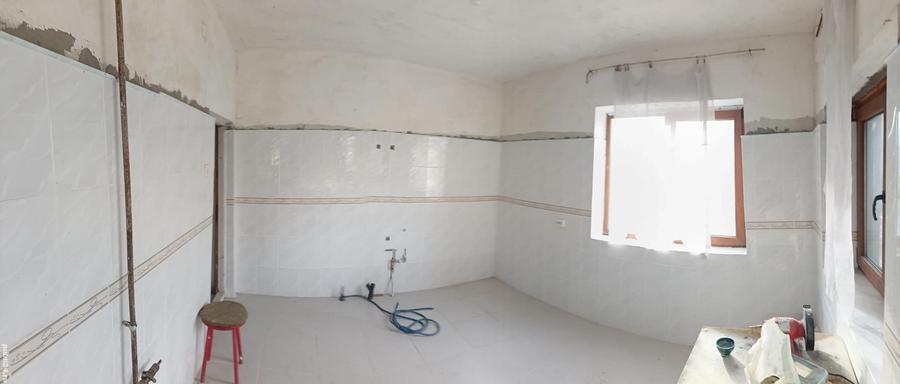 Casa parter+1 Razvad, la 7 km de Targovi?te (Dambovi?a), conectata la apa, gaz, curent - 4