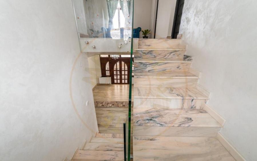 Casa primitoare de inchiriat in Valea Ursului-spa?iu, natu - 8