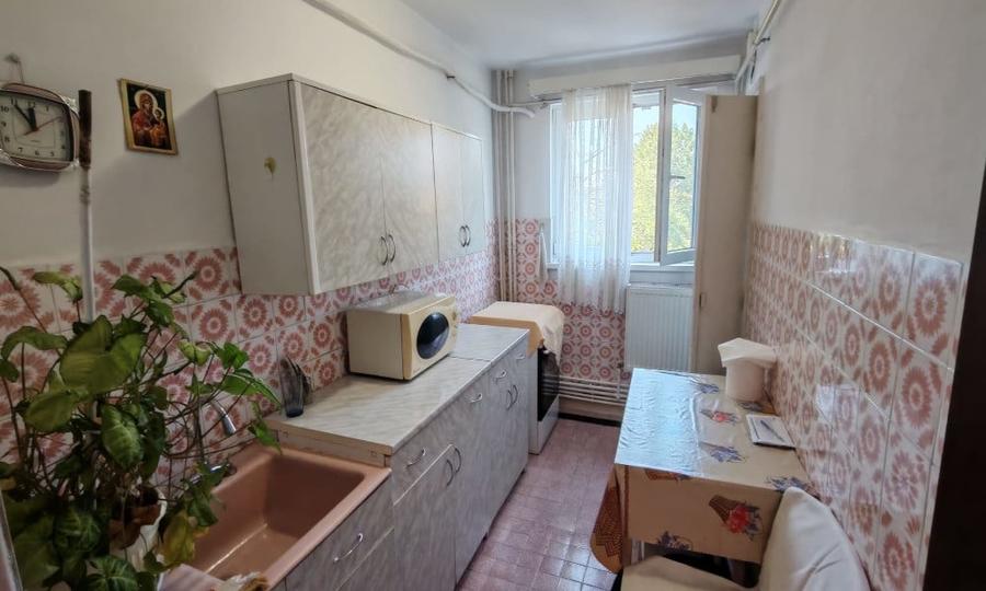 Apartament cu 3 camere decomandat în Micro 21