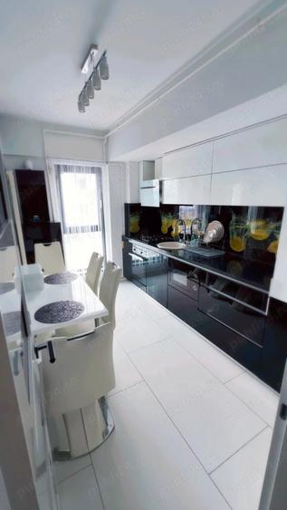 Apartament cu 3 camere decomandat în Peco