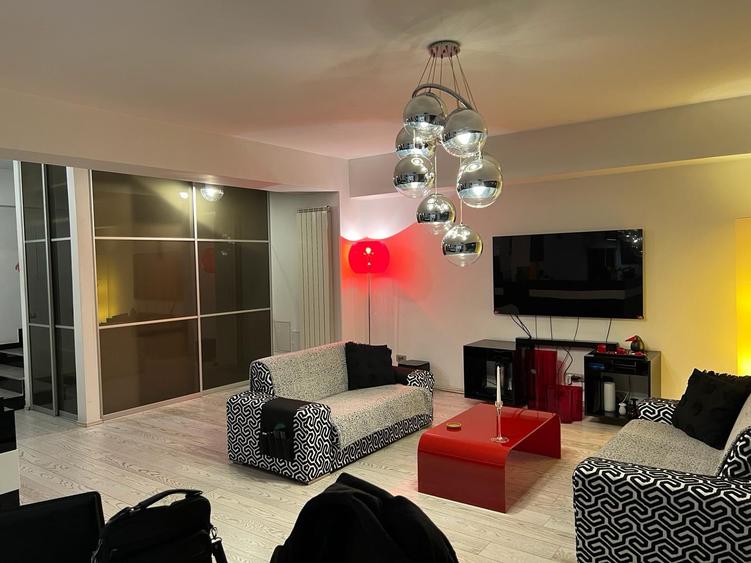 Apartament cu 4 camere decomandat în Vitan