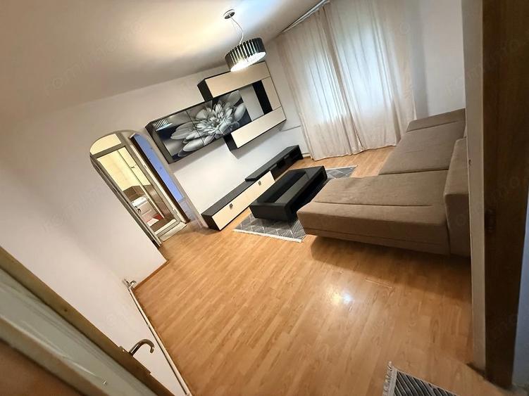 Apartament cu 3 camere semidecomandat în Rahova