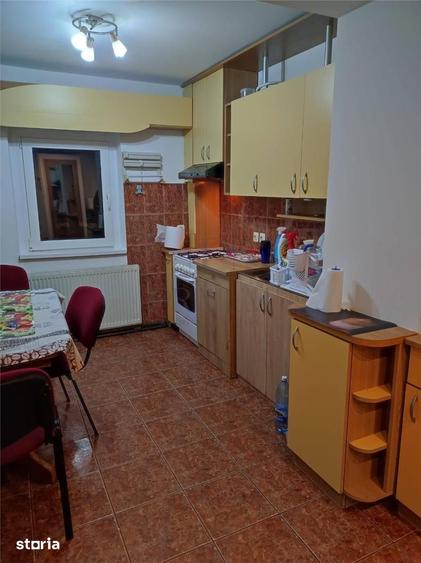 Apartament cu 4 camere decomandat în Lipovei