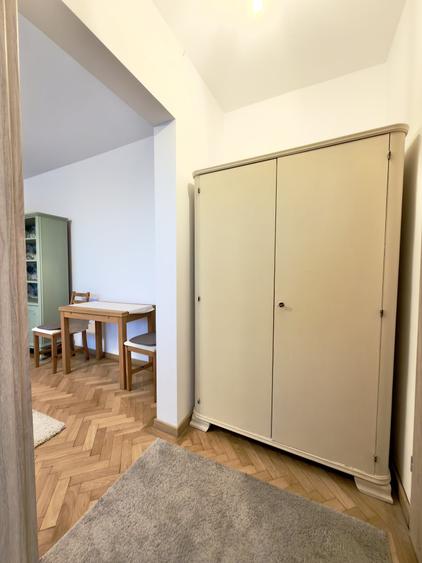 Apartament cu 2 camere semidecomandat, mobilat în P-ța Victoriei
