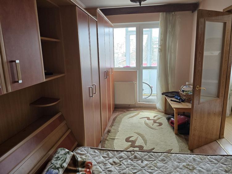 Apartament cu 3 camere semidecomandat în Central