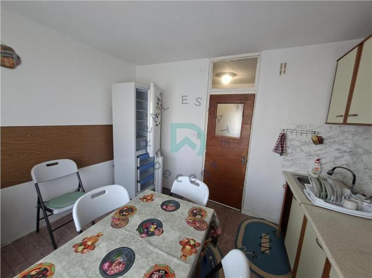 Apartament cu 3 camere decomandat în Județean