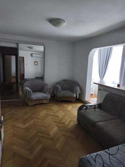 Apartament cu 3 camere semidecomandat, mobilat în Apusului