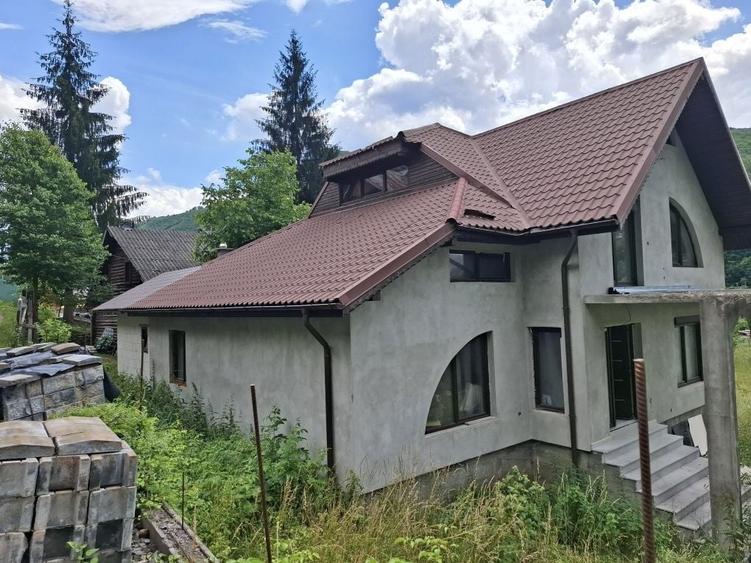 Casă cu 4 camere în Răstolița