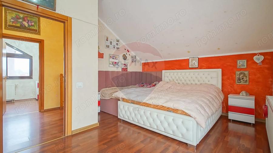 Casă cu 4 camere cu Teren 443 Mp în Tractorul