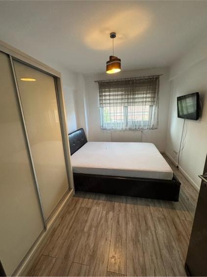 Apartament cu 3 camere decomandat, mobilat în Craiovița Nouă