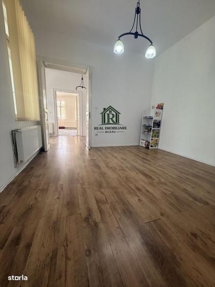 Casă cu 2 camere decomandat în Central