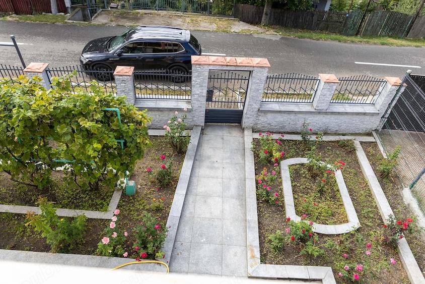 Casă cu Teren 1107 Mp în Călugăreni