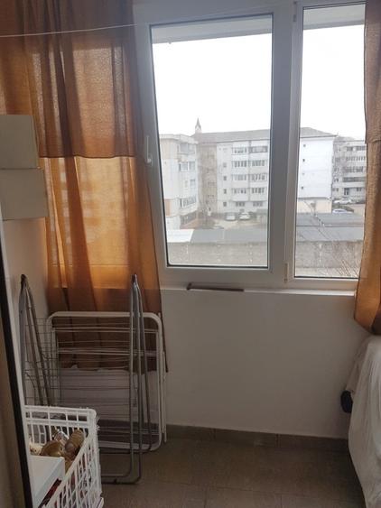 Apartament doua camere semidecomandat, etaj trei renovat bucatarie mare, mobilat - 12