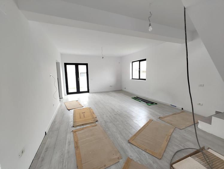 Casă P+E modernă  -  3 dormitoare  -  2 băi  -  347 mp teren - 12