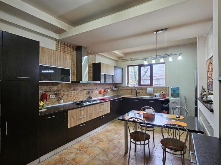 Baneasa - vila 2006, 10 camere, 5 bai, garaj și curte liberă 710 mp! - 2