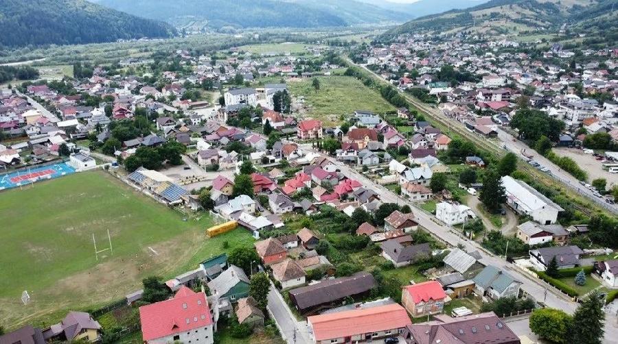 Vand casa la rosu , 160 m2, teren 250 m2 ,central,Gura Humorului - 1