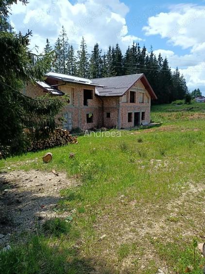 Vand pensiune in ro?u ?i teren intravilan