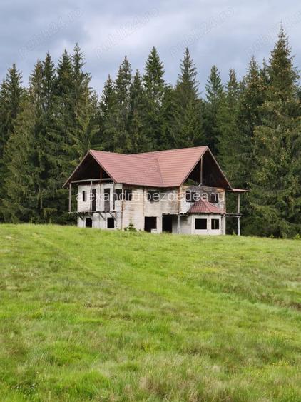 Vand cabana plus teren la munte zona Bradet