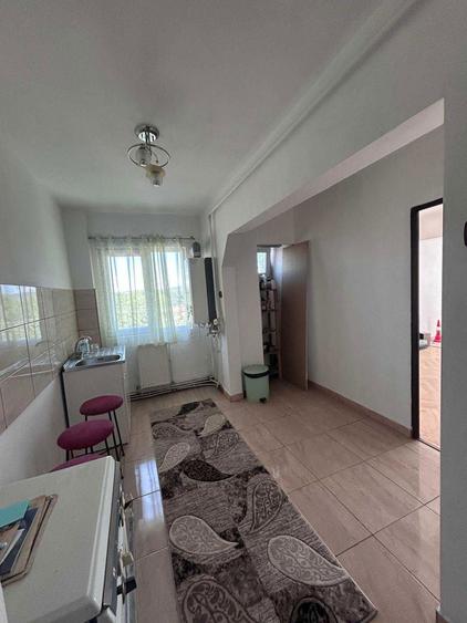 Vand apartament cu trei camere, bucatarie, baie, beci, garaj. - 1