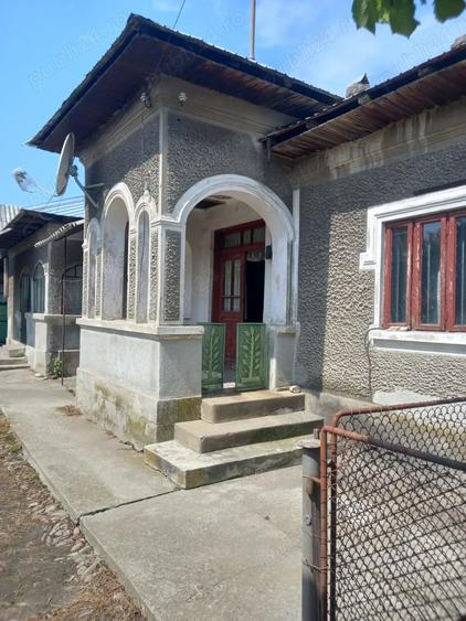Casă cu 5 camere cu Teren 1600 Mp în Doicești