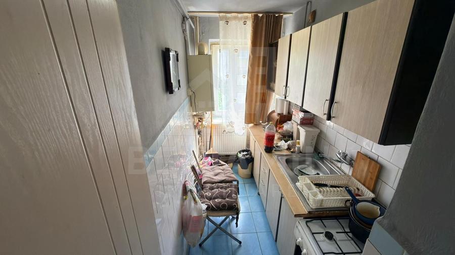 Apartament cu 3 camere semidecomandat în Craiovița Nouă