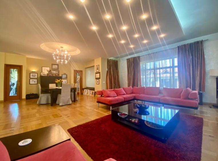 Casă individuală cu 5 camere cu Piscina în Ultracentral