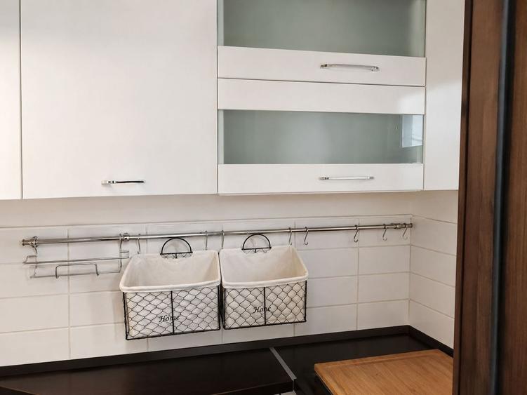 Apartament cu 3 camere semidecomandat, mobilat în Bucovina