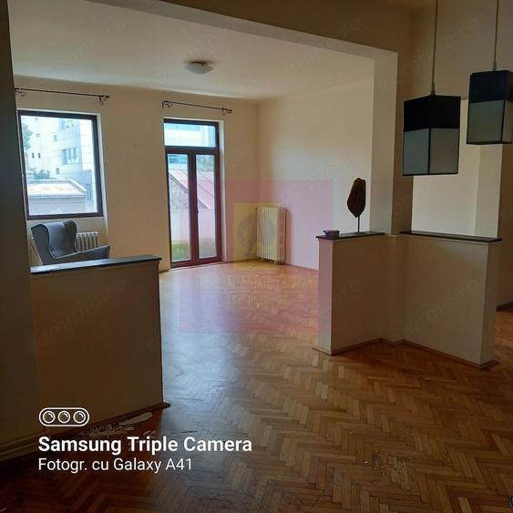Apartament cu 5 camere semidecomandat în Unirii