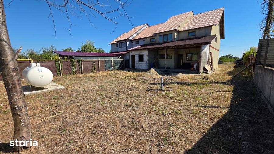 Casă cu 5 camere cu Teren 700 Mp în Garoafa