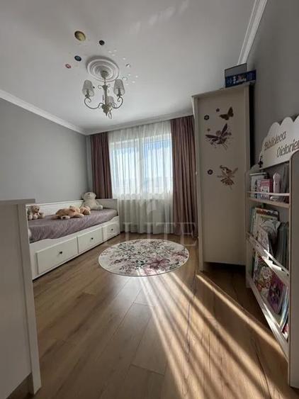 Apartament cu 3 camere semidecomandat, mobilat în Zorilor