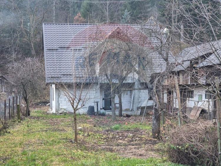 Casă individuală cu 5 camere cu Teren 1782 Mp în Cazaci
