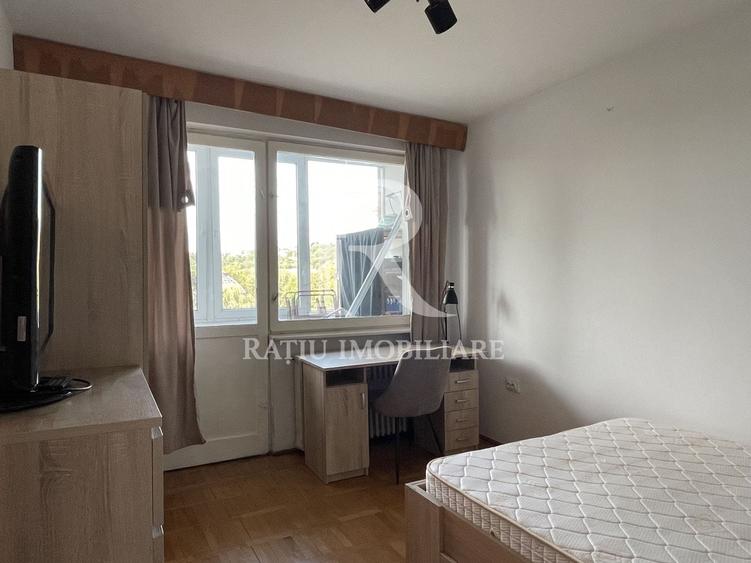 Apartament cu 3 camere semidecomandat, mobilat în Centru Civic