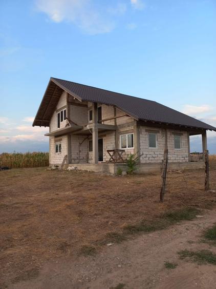 Casă individuală cu 4 camere cu Teren 1300 Mp în Bogdănești (Fălciu)