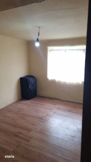 Casa de vanzare 2 locuinte in aceeasi curte, teren generos 3.855 - 9