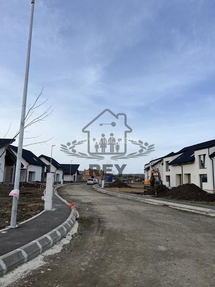 Teren cu PUZ, utilități și autorizație de construire/casă unifamilială